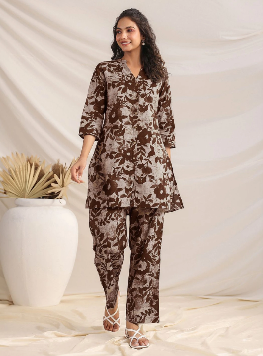 महिलाओं के लिए भूरे रंग का फ्लोरल प्रिंटेड कॉटन को-ऑर्ड सेट | स्ट्रेट फिट ट्यूनिक और पैंट | कैज़ुअल और ऑफिस वेयर सेट
