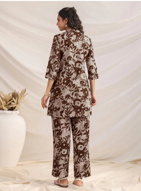 महिलाओं के लिए भूरे रंग का फ्लोरल प्रिंटेड कॉटन को-ऑर्ड सेट | स्ट्रेट फिट ट्यूनिक और पैंट | कैज़ुअल और ऑफिस वेयर सेट