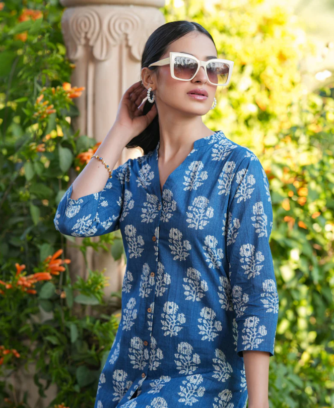 महिलाओं के लिए इंडिगो प्योर कॉटन बाटिक प्रिंटेड स्ट्रेट को-ऑर्ड सेट – आरामदायक एथनिक कैजुअल वियर