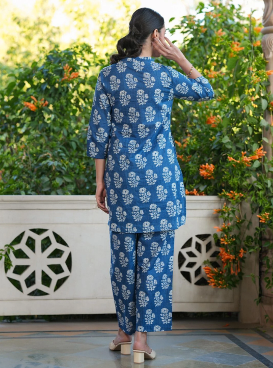 महिलाओं के लिए इंडिगो प्योर कॉटन बाटिक प्रिंटेड स्ट्रेट को-ऑर्ड सेट – आरामदायक एथनिक कैजुअल वियर
